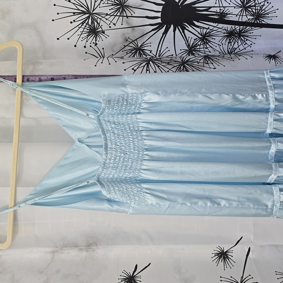 Gorgeous La Vie en Rose Light Blue Nightgown - Size Medium - Picture 4 of 5